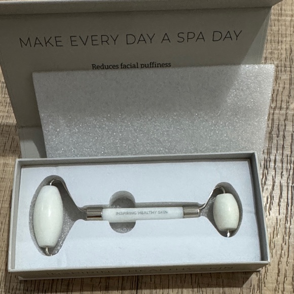 🔴White Facial Roller - Picture 1 of 1